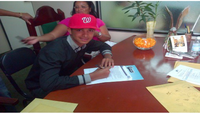 Bravos firma más prospectos