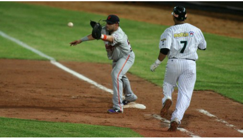 CARIBES DOMINÓ EN LA ISLA Y SIGUE PUNTERO