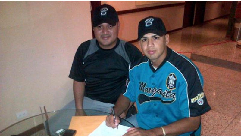 Bravos firmó al derecho Samir Vivas