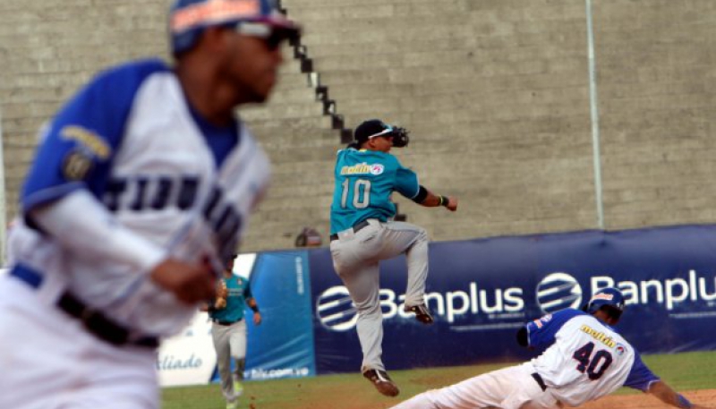 Los Bravos le ganaron a los Tiburones