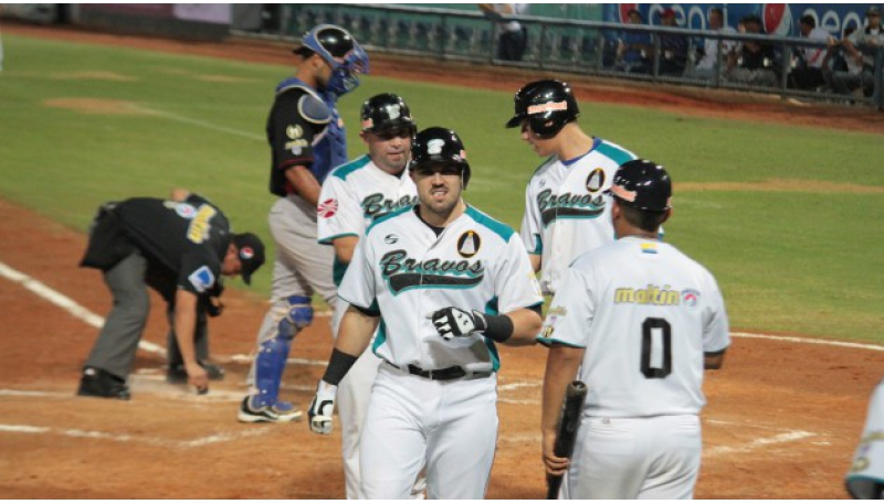 Los Bravos superaron 8-2 a los Tiburones