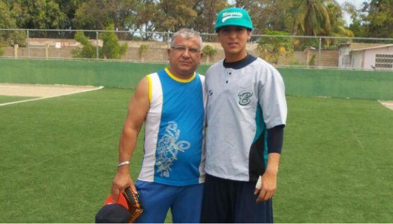 Los Bravos firmaron a José Carillo