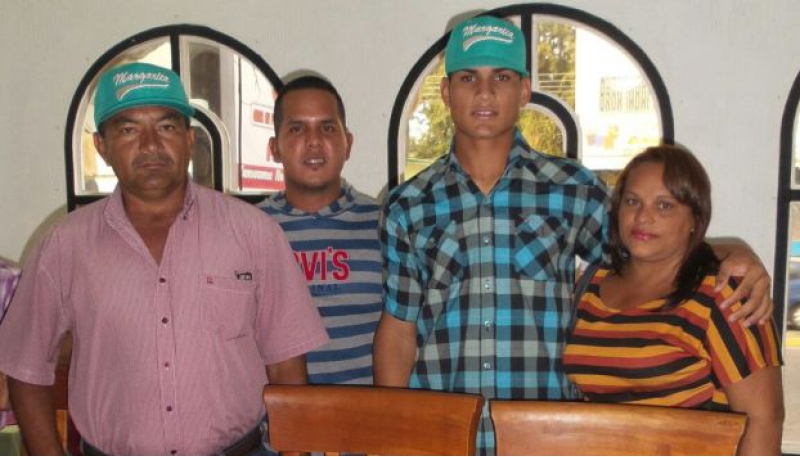 Pitcher de 16 años firmó con los Bravos